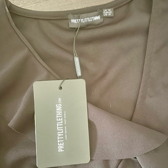 PrettyLittleThing Ruffle Crop Top - Picture 6 of 6